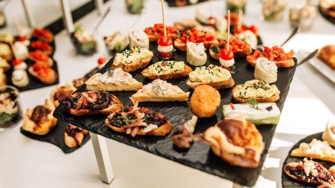 Come servire gli antipasti freddi e caldi a tavola e in quale ordine