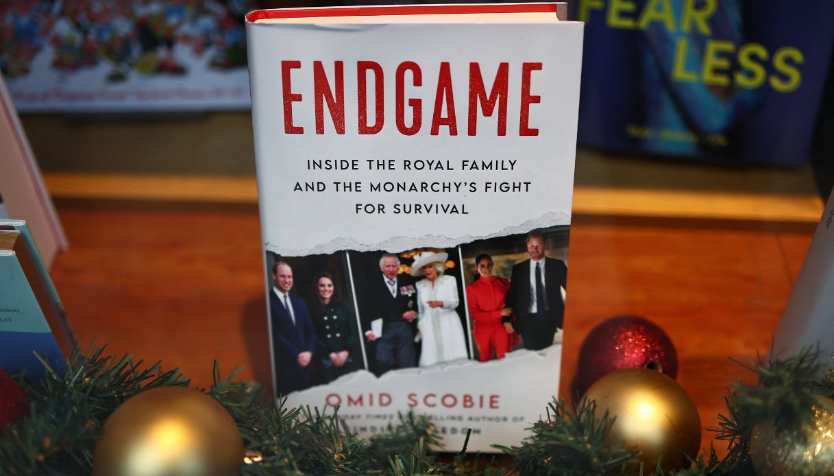 Una copia del libro del giornalista britannico Omid Scobie, "Endgame"