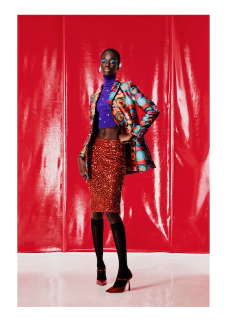 Ragazza con gonna a tubino in lurex rosso e top viola
