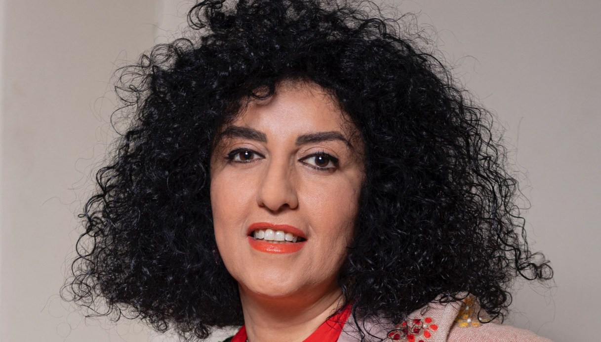 Narges Mohammadi, le parole dal carcere dal Nobel per la pace: “La prigione non fermerà la mia voce”