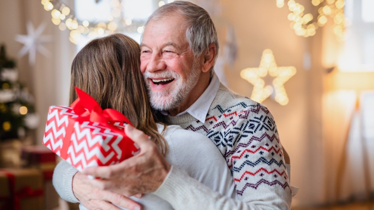 I nipoti di Babbo Natale portano i regali agli anziani. Puoi farlo anche tu