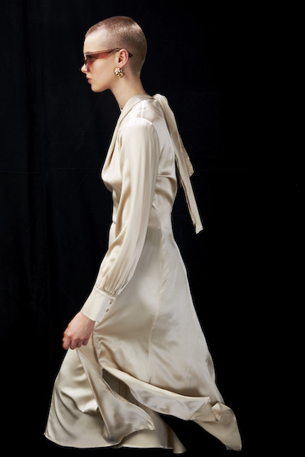 donna con abito raso beige