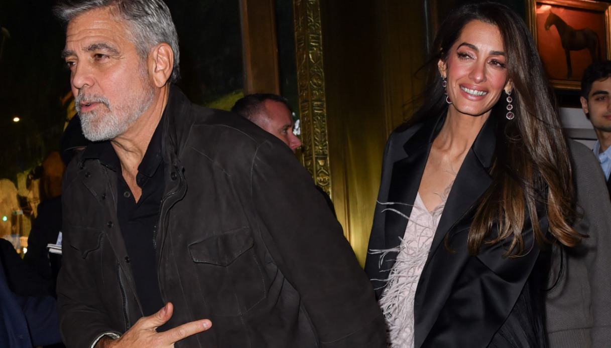 Amal Clooney in minidress e blazer: neanche George può resisterle