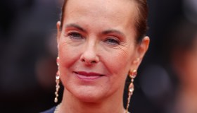 Carole Bouquet difende l’ex Depardieu dopo le accuse di stupro: “Non è un mostro”
