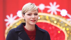 Charlene di Monaco, al party di Natale al braccio di Alberto e con gli stivali rossi