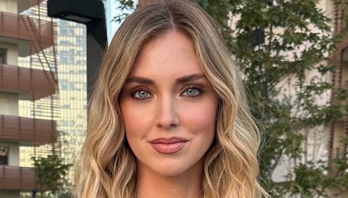 Chiara Ferragni copia il look di Salma Shawa nel video di scuse. Donatella Versace la difende