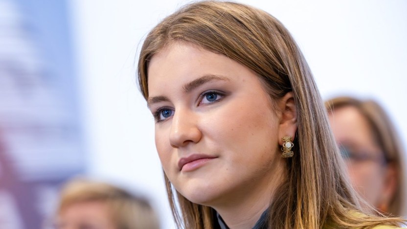 Elisabetta del Belgio, il tailleur con giacca asimmetrica fa tendenza