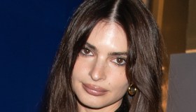 Emily Ratajkwoski, il cappotto preferito vale 5mila euro, ma è “riciclato”