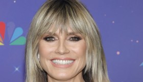 Il “pazzo” Natale di Heidi Klum: in bikini sull’altalena con il marito Tom