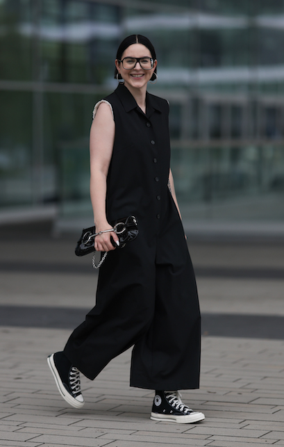 donna con jumpsuit nera