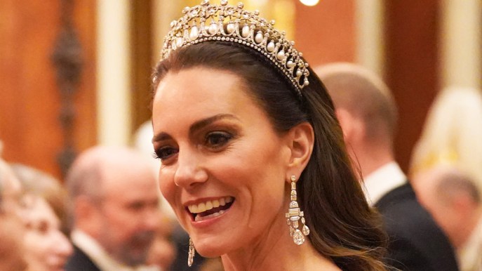 Kate Middleton in paillettes e diamanti al gala di Natale: il significato della tiara