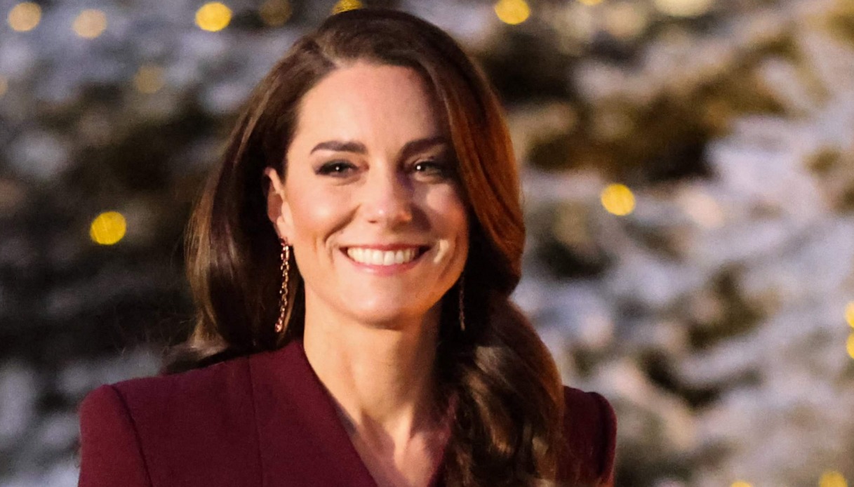 Kate brilla come un fiocco di neve con la giacca perfetta per il Natale