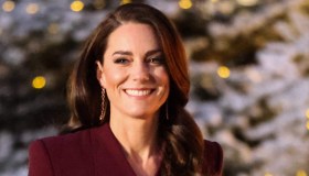 Kate brilla come un fiocco di neve con la giacca perfetta per il Natale