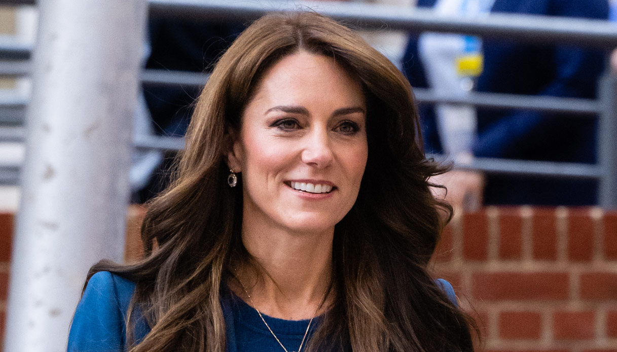 Kate Middleton, il nuovo tailleur è una favola: per lei lacrime e applausi