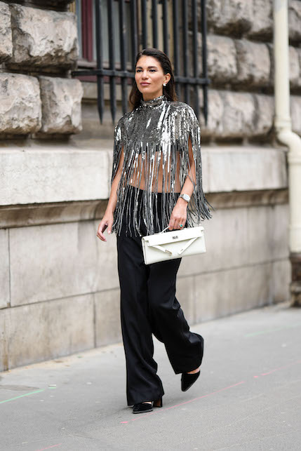 ragazza con top argentato e pantaloni neri