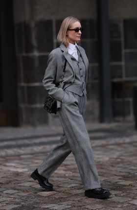 Ragazza con completo in tweed