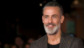 Raz Degan, l’infanzia nel kibbutz e l’amore finito a causa dei paparazzi: l’attore si svela