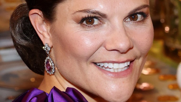 Vittoria di Svezia: schiena nuda e tiara napoleonica ai Nobel: pagelle dei look