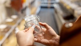 Come togliere la colla dal vetro: dall’aceto all’alcol