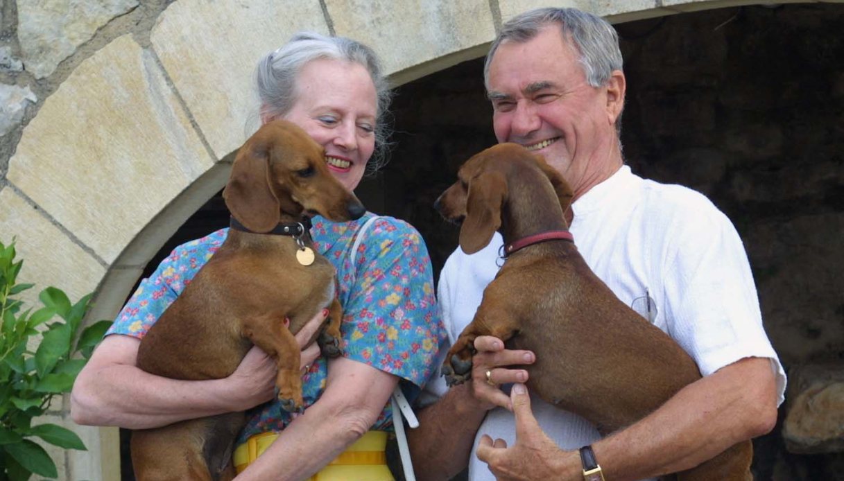 La Regina Margherita di Danimarca e il Principe consorte Henrik posano nella loro residenza estiva, il castello di Caïx, il 7 agosto 2001 con i loro cani Evita e Célimène.