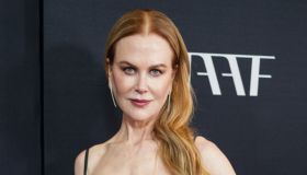 Nicole Kidman strega New York, sfila con la schiena scoperta a 56 anni