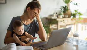 Occupazione femminile, Italia ultima in Europa: donne tra maternità e lavoro