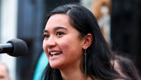 Chi è Hana-Rawhiti Maipi-Clarke, la deputata 21enne che canta l’Haka in Parlamento