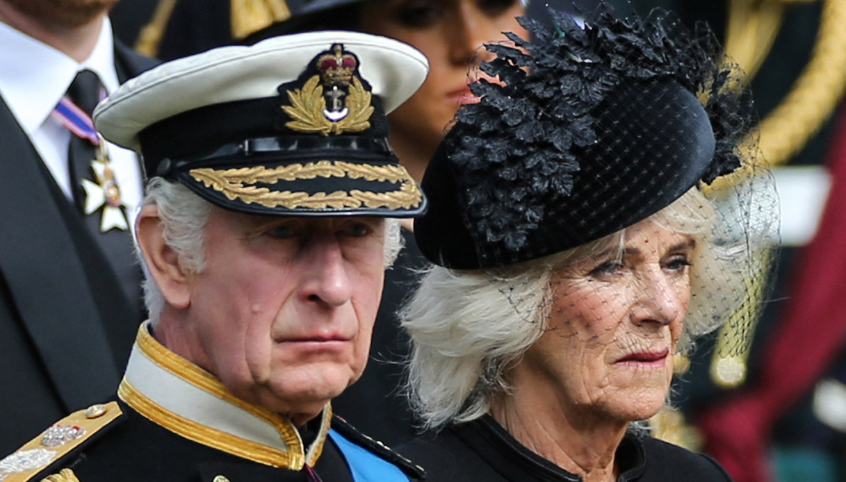 Carlo ha il cancro, condizioni di salute del Re: il drammatico appello ai figli
