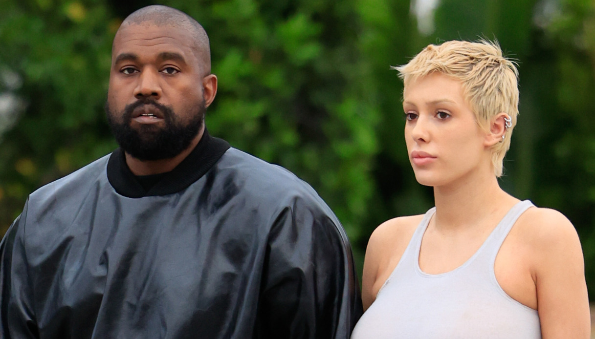 Kanye West espone la moglie senza veli sui social: i fan in difesa di Bianca Censori