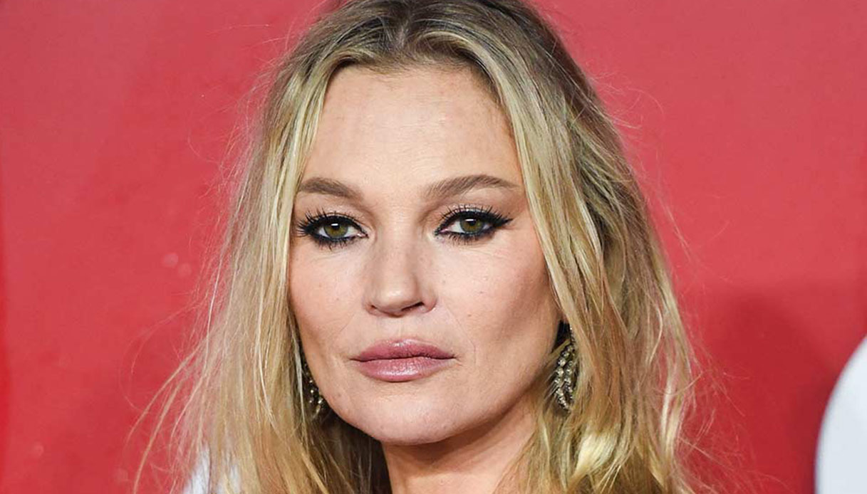 Kate Moss: i 50 anni di una diva ribelle, tra rock e passerelle