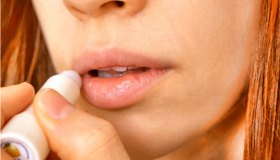 Cheilite: cause, sintomi e rimedi per le labbra secche