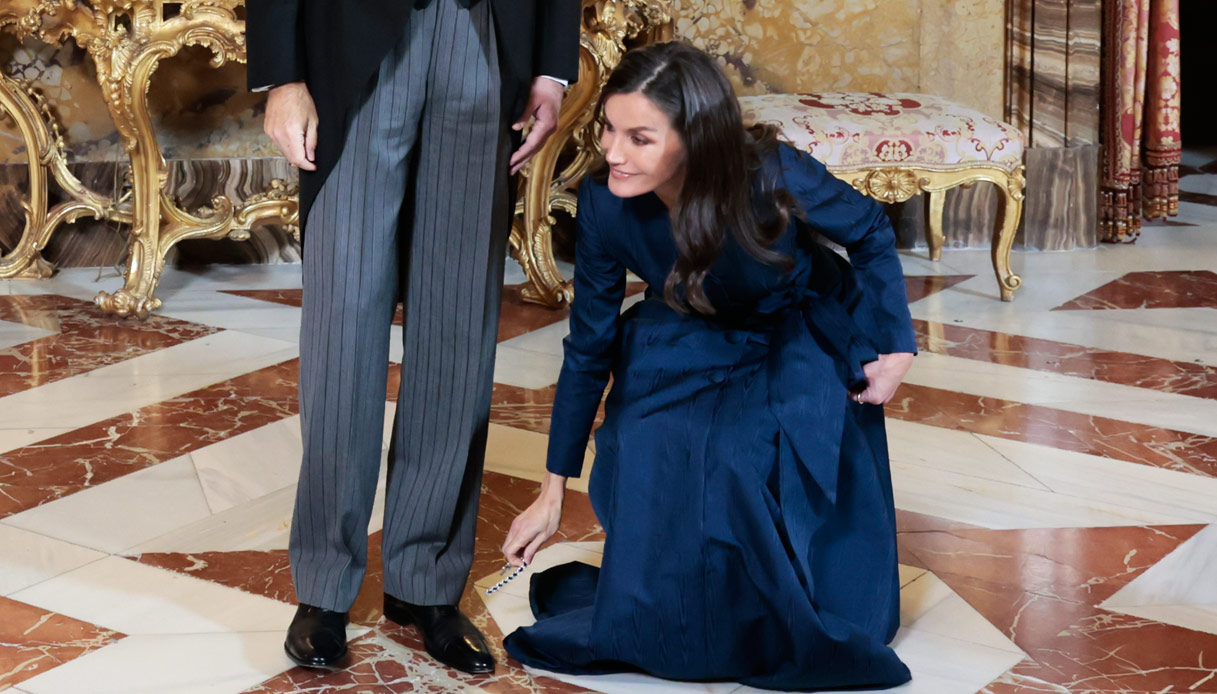 Letizia di Spagna regale: gioielli con zaffiri inestimabili e incidente col bracciale