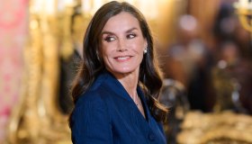 Letizia di Spagna, maxi chemisier e gioielli della Corona al ricevimento