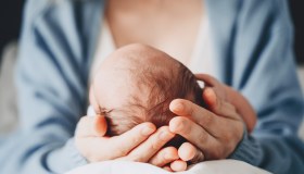 Neonato abbandonato ad Aprilia, la mamma mostrata in tv: il richiamo del Garante