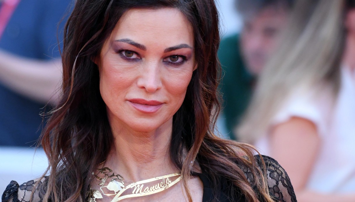 Manuela Arcuri, 10 look che hanno fatto la storia (ed esaltato la sua bellezza mediterranea)