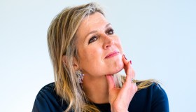 Maxima d’Olanda, il working look perfetto è blu (ma l’errore fa discutere)