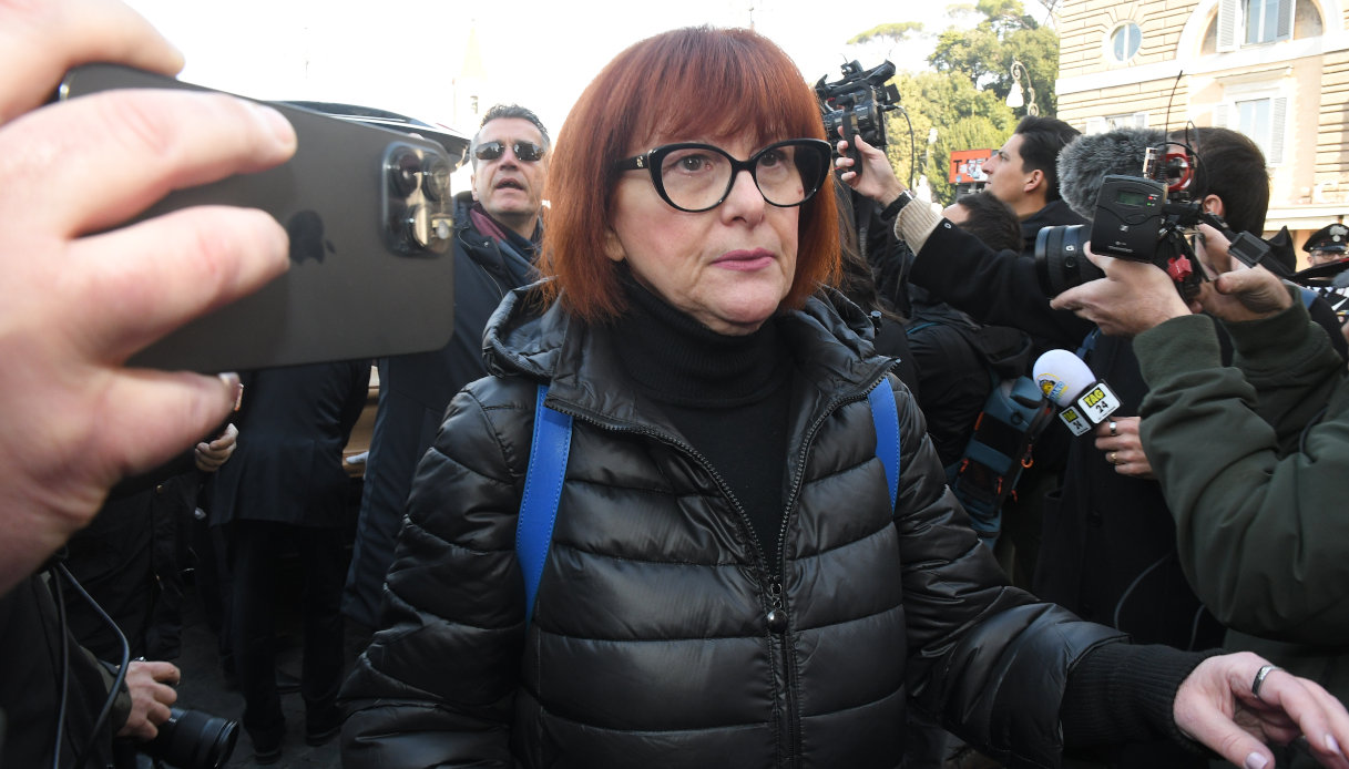 La figlia Debora Ergas ai funerali di Sandra Milo