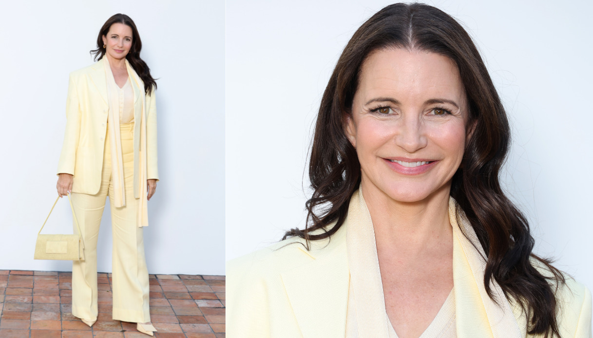 Mentre la Charlotte di Sex and the City è nota per i suoi look iperfemminili e leziosi, l’attrice Kristin Davis preferisce uno stile più semplice. Ma sarebbe piaciuto anche alla signora di New York il bel tailleur in lino in una delicata sfumata di giallo.