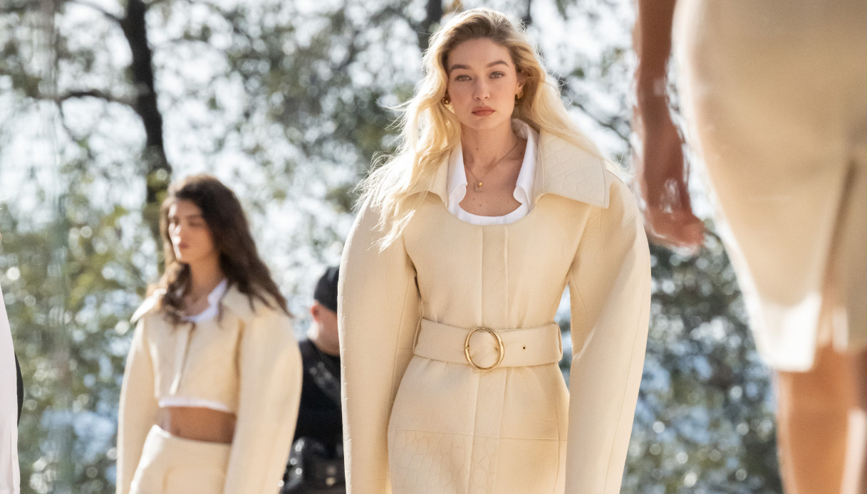 Parata di stelle alla sfilata Jacquemus in Provenza. Alla Fondazione Maeght per l'Arte Contemporanea di Saint-Paul-de-Vence dove, tra opere d’arte di Giacometti e Mirò, Gigi Hadid è stata la protagonista della nuova sfilata per la collezione primavera/estate 2024. Ma la modella fidanzata di Bradley Cooper non era l’unica diva presente.