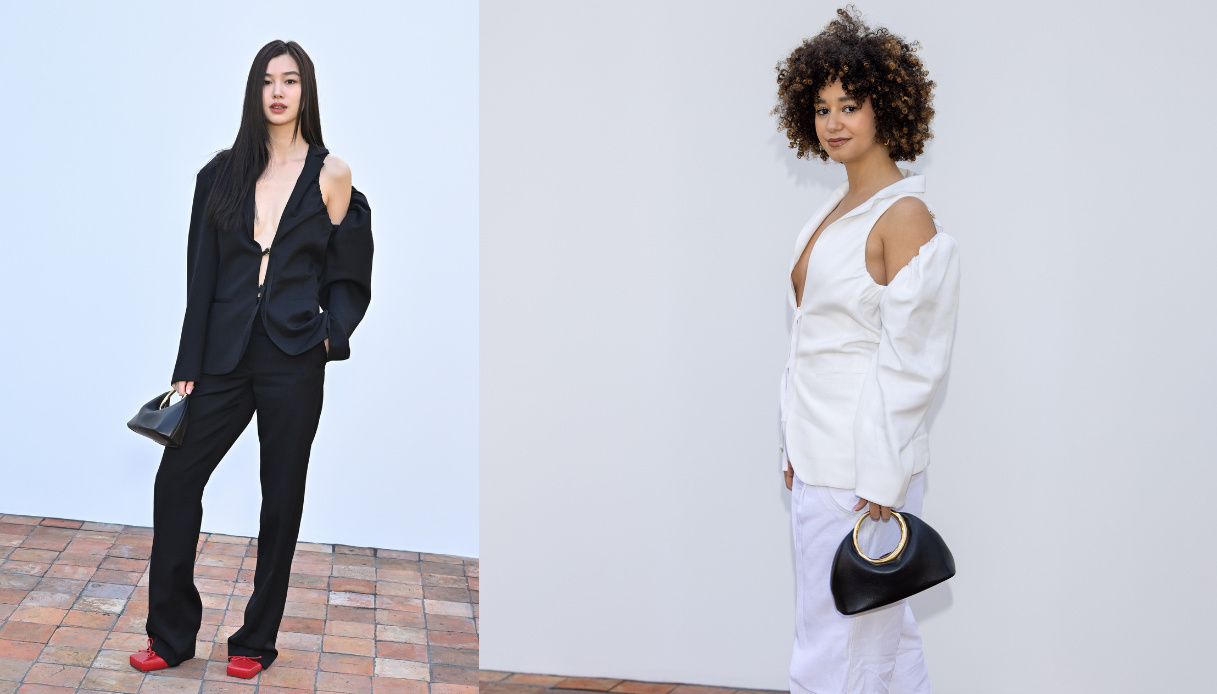 C’è da prendere appunti per la prossima estate: è decisamente cool, sensuale e anche comodo e fresco il tailleur in versione Jacquemus. In morbido lino stropicciato, con la giacca scesa sulle spalle e sotto, scollature a più non posso.