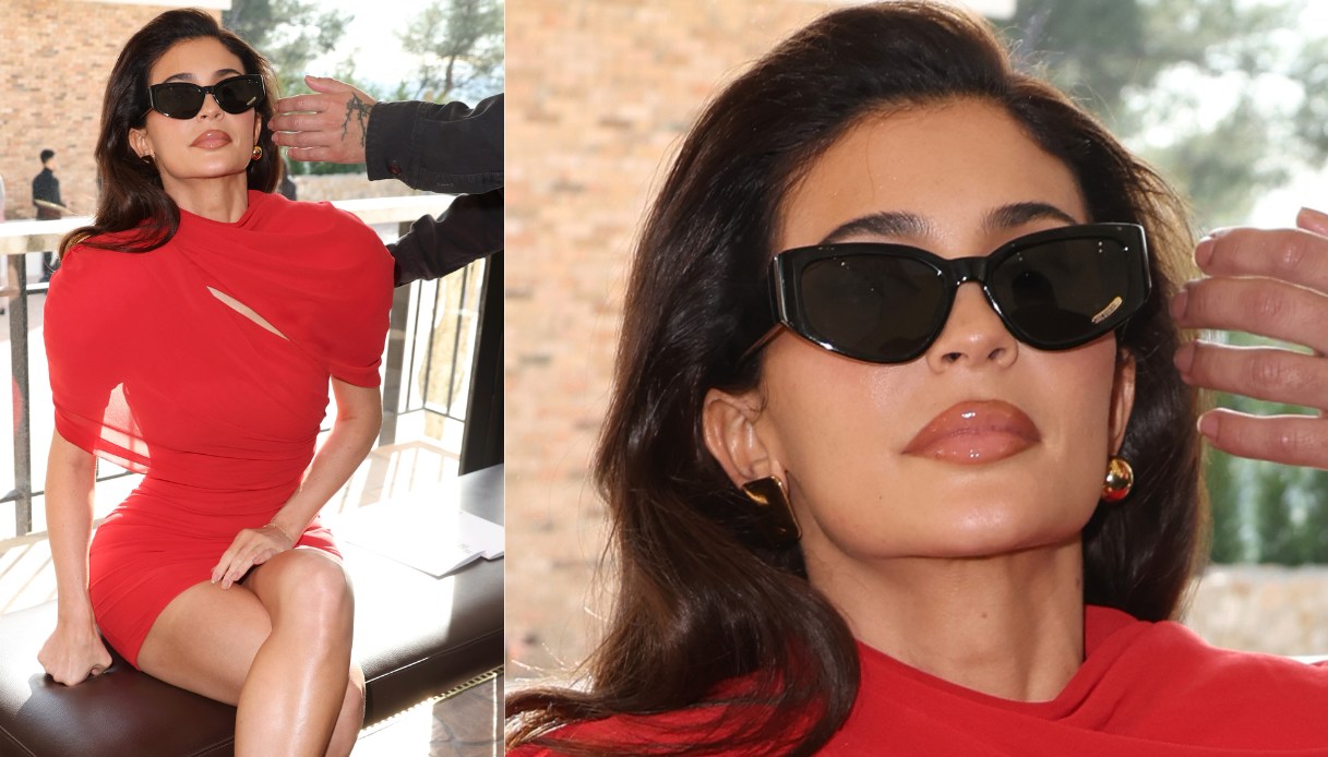 Signorili, raffinate ed eteree sono le donne di Jacquemus, tutte tranne Kilye Jenner che resta fedele al proprio stile sensuale e vistoso, in pieno stile Mob Wife. Fasciante abito rosso fuoco, grandi gioielli oro e, naturalmente, occhiali scuri da vera diva.