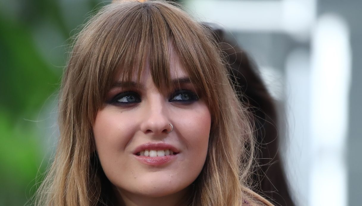 Victoria De Angelis, vacanza con Luna: foto in topless e baci