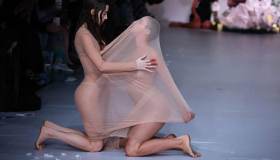 LFW, la scandalosa sfilata Di Petsa, che celebra l’amore senza pudore