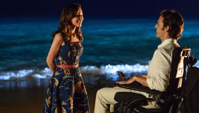 Emilia Clarke e Sam Claflin in una scena del film