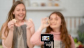 Baby influencer, l’infanzia rubata dalla visibilità a ogni costo