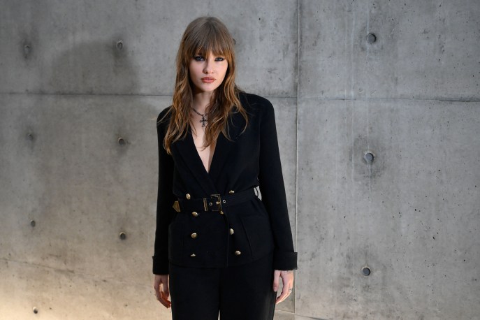 Victoria De Angelis alla sfilata Emporio Armani della Milano Fashion Week