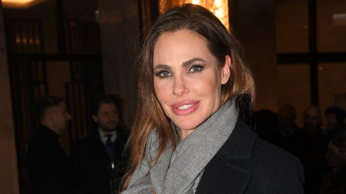 Ilary Blasi a Parigi ricomincia da Bastian, il dettaglio della foto di famiglia