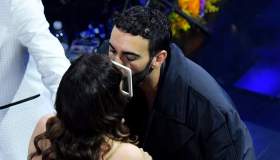 Marco Mengoni, il “bacio” a Giovanna, il lancio di spartiti del 2010 e i momenti iconici dei Festival passati