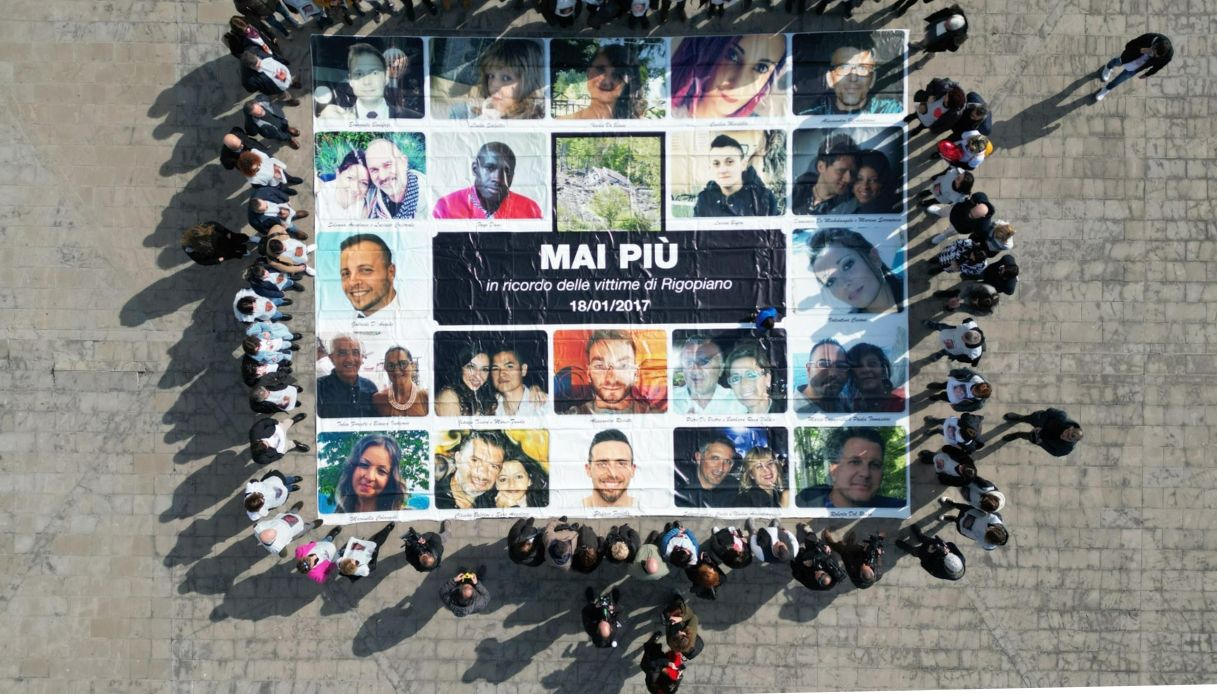 Rigopiano, uno striscione in memoria delle vittime