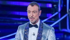 Conferenza Stampa Sanremo 2024: i casi Geolier e John Travolta